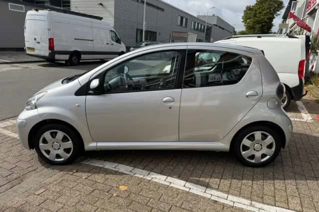 Toyota Aygo (2010) thumbnail 6