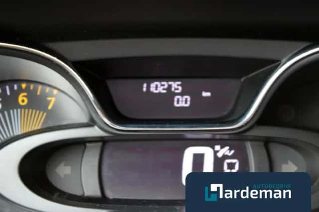 Renault Captur (2015) thumbnail 3