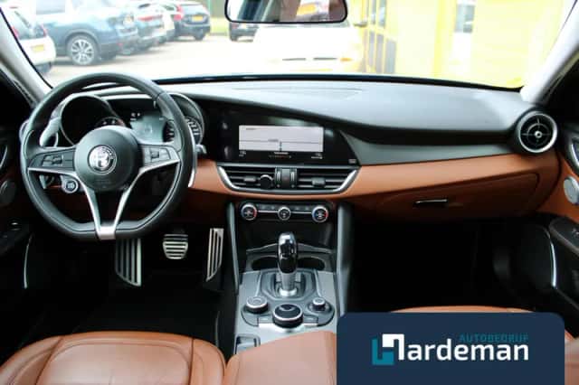 Alfa Romeo Giulia (2016) thumbnail 2