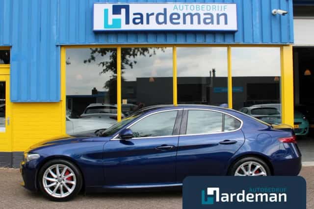 Alfa Romeo Giulia (2016) thumbnail 4