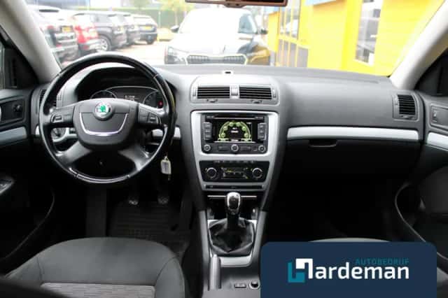 Škoda Octavia (2011) thumbnail 2