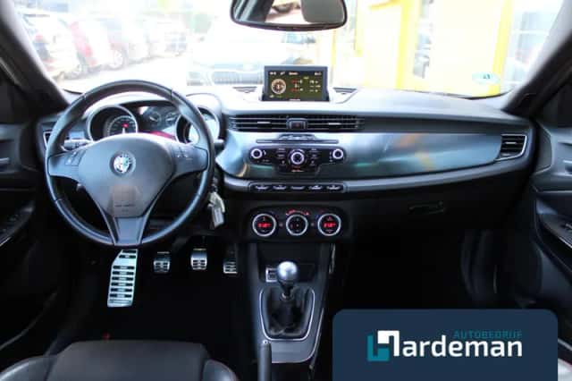 Alfa Romeo Giulietta (2011) thumbnail 2