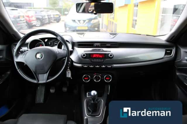 Alfa Romeo Giulietta (2011) thumbnail 2