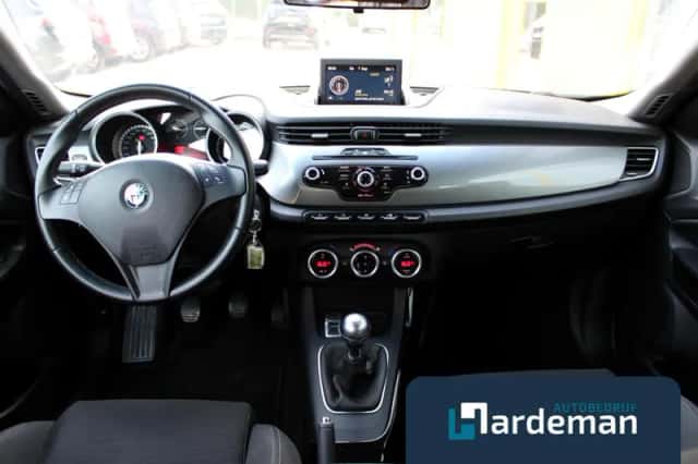 Alfa Romeo Giulietta (2011) thumbnail 2