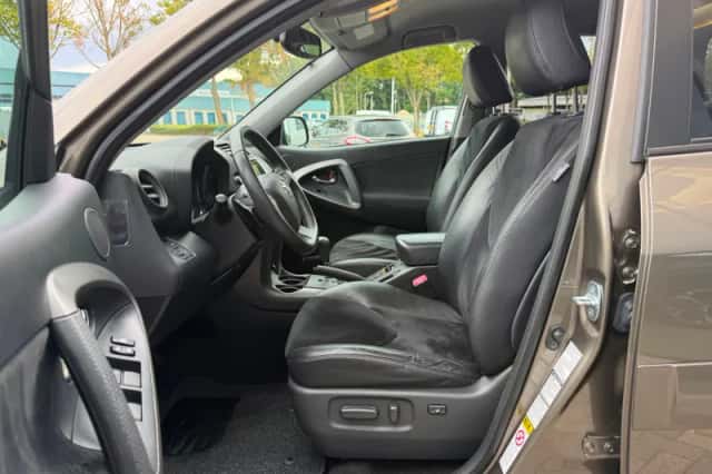 Toyota RAV4 (2010) thumbnail 5