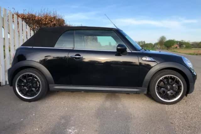 MINI Cabrio (2010) thumbnail 4