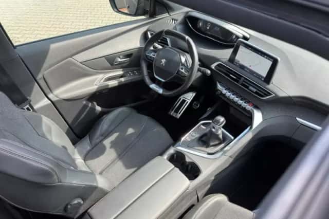 Peugeot 3008 (2018) thumbnail 2