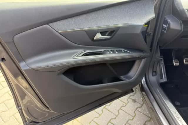 Peugeot 3008 (2018) thumbnail 6