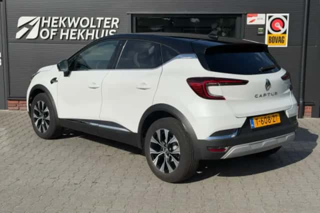 Renault Captur (2023) thumbnail 3