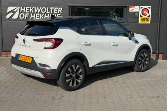 Renault Captur (2023) thumbnail 4