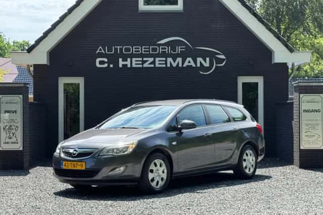 Opel Astra (2012) thumbnail 2