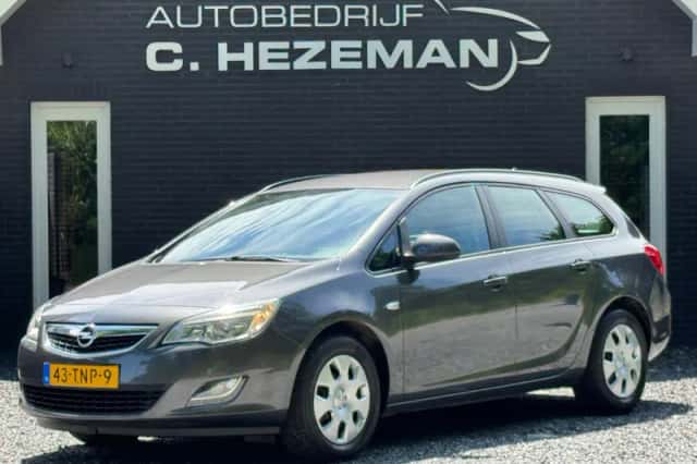 Opel Astra (2012) thumbnail 3