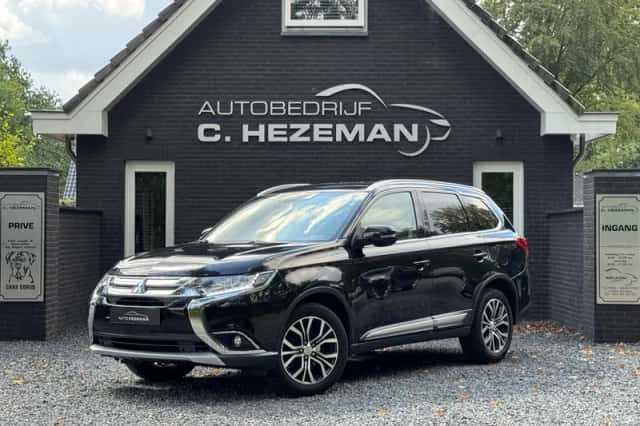 Mitsubishi Outlander (2017) thumbnail 2
