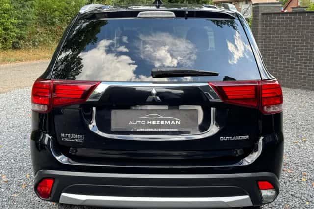 Mitsubishi Outlander (2017) thumbnail 6