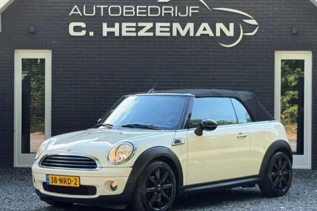 MINI Cabrio (2010) thumbnail 2