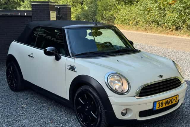 MINI Cabrio (2010) thumbnail 4