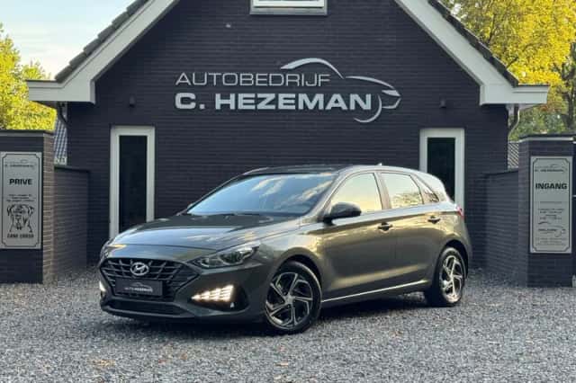 Hyundai i30 (2023) thumbnail 2