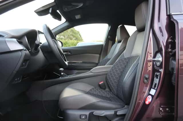 Toyota C-HR (2023) thumbnail 6