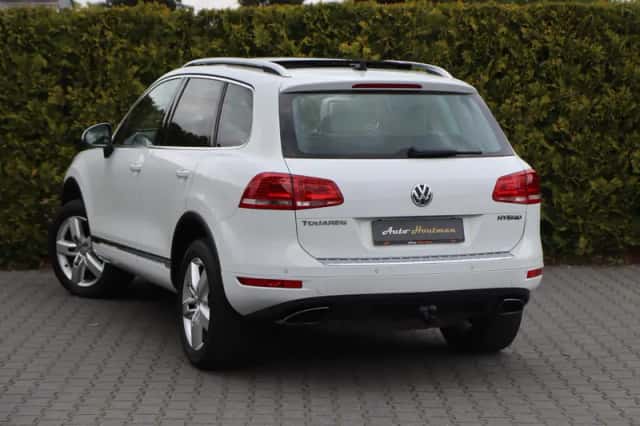 Volkswagen Touareg (2012) thumbnail 2