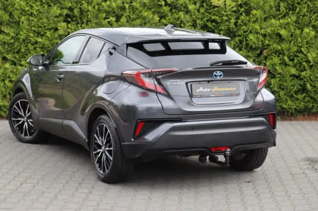 Toyota C-HR (2017) thumbnail 2