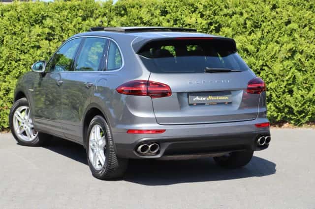 Porsche Cayenne (2015) thumbnail 2