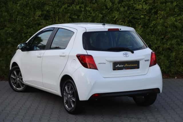 Toyota Yaris (2016) thumbnail 2