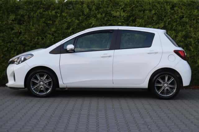 Toyota Yaris (2016) thumbnail 3