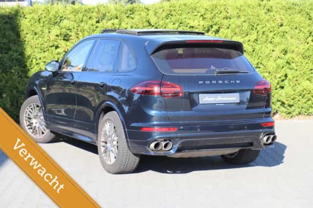 Porsche Cayenne (2016) thumbnail 2