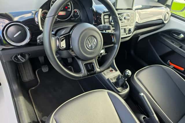 Volkswagen Up! (2013) thumbnail 3