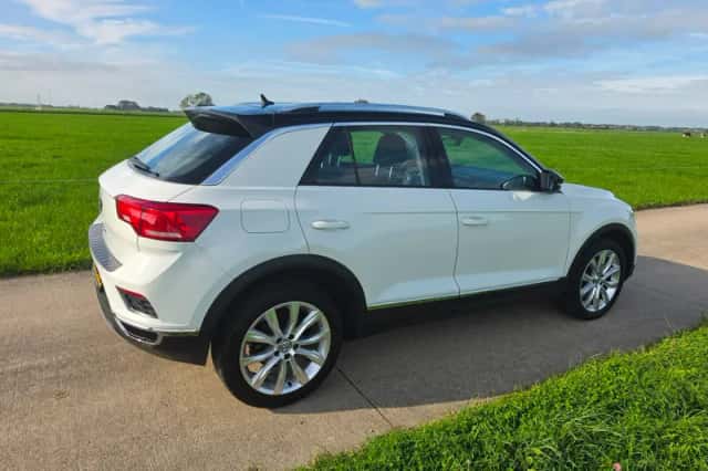 Volkswagen T-Roc (2018) thumbnail 3