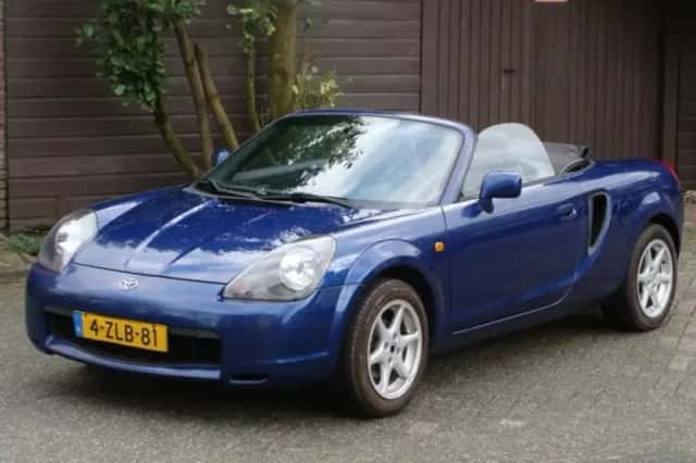 Toyota MR2 (2000) thumbnail 2