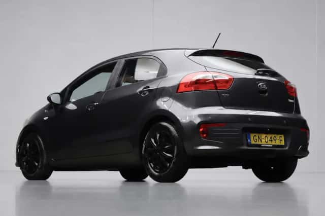 Kia Rio (2016) thumbnail 4