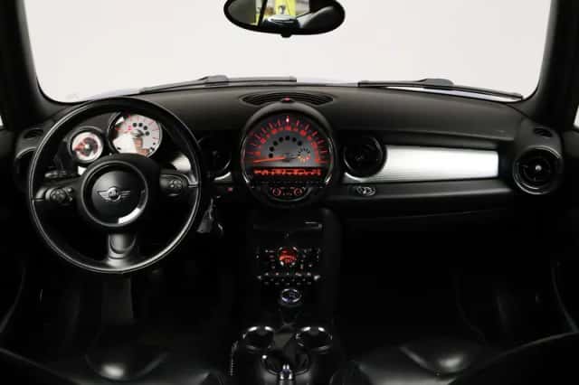 MINI Cabrio (2011) thumbnail 6