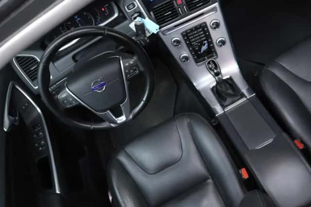 Volvo XC60 (2017) thumbnail 2