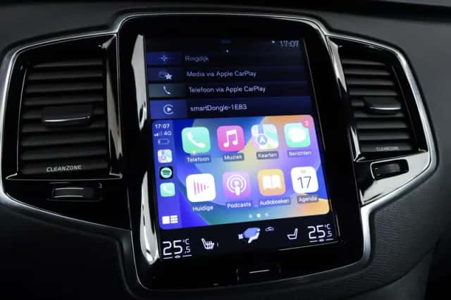Volvo XC90 (2015) thumbnail 2