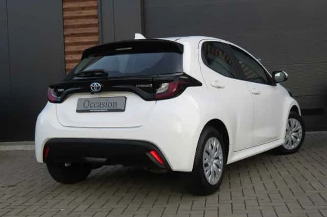 Toyota Yaris (2022) thumbnail 2