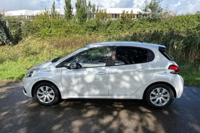 Peugeot 208 (2016) thumbnail 3