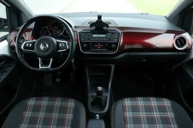 Volkswagen Up! (2018) thumbnail 2