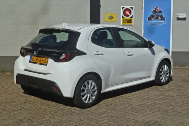 Toyota Yaris (2023) thumbnail 2