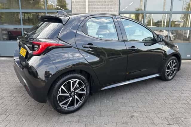 Toyota Yaris (2023) thumbnail 3
