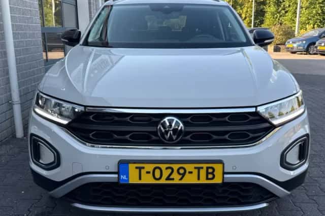Volkswagen T-Roc (2023) thumbnail 3