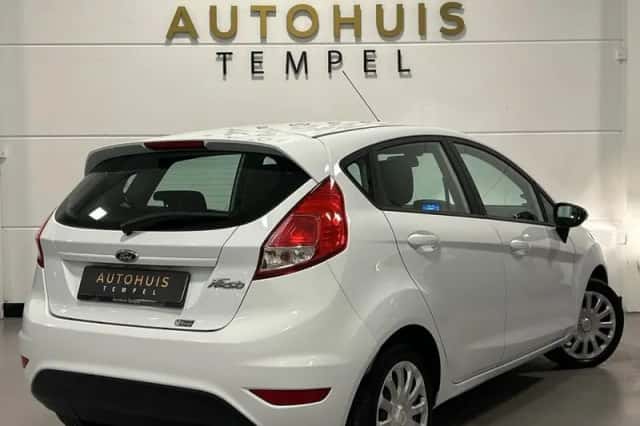 Ford Fiesta (2014) thumbnail 2