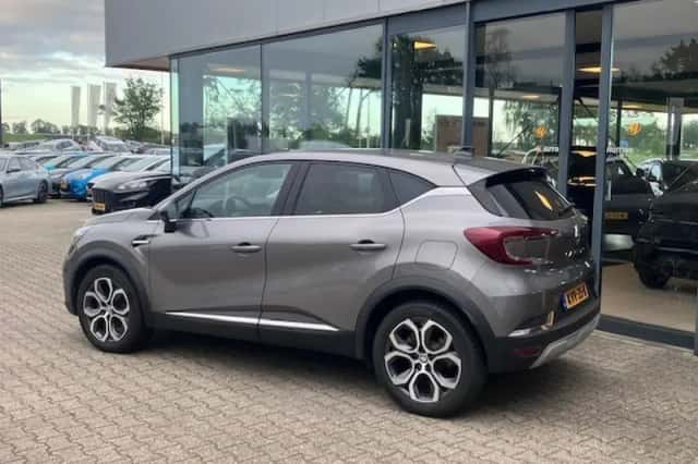Renault Captur (2023) thumbnail 3