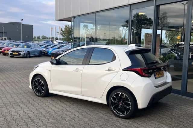 Toyota Yaris (2021) thumbnail 2