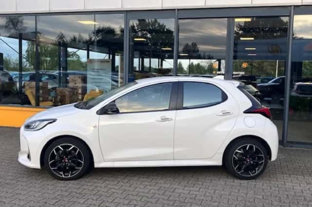Toyota Yaris (2021) thumbnail 3
