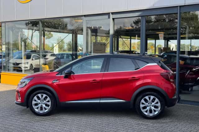 Renault Captur (2022) thumbnail 2