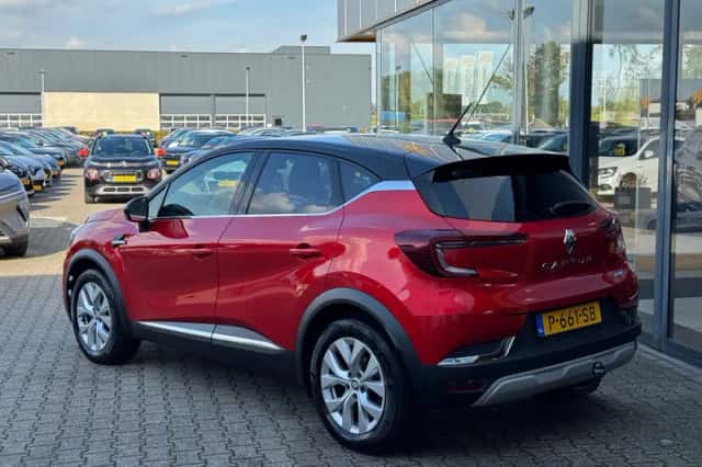 Renault Captur (2022) thumbnail 3