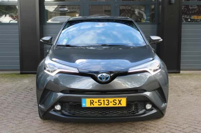 Toyota C-HR (2017) thumbnail 2
