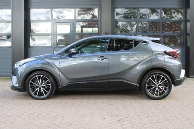 Toyota C-HR (2017) thumbnail 3