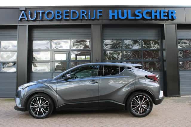 Toyota C-HR (2017) thumbnail 4